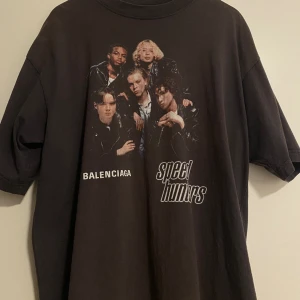 Balenciaga t-shirt - Säljer nu min superfina Balenciaga t-shirt som inte längre kommer till använder. Väldigt fint skick förutom två supersmå hål på baksdian. 