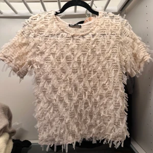 Tröja med fransar - Super fin t-shirt med fransar från Zara. As snygg till fest eller andra fina tillfällen 💞 