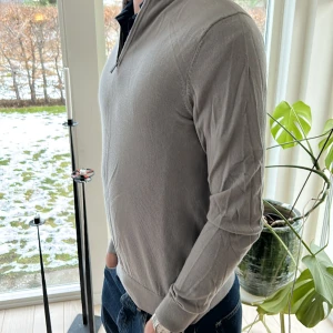 Callaway halfzip  - Använd men väl omhändertagen callaway halfzip i 100% marinoull. Riktigt fet till våren eller på golfbanan. Vid frågor kom pm ✅ Har en liten fläck men som lär gå bort i tvätten varav de låga priset