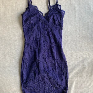 Spetsklänning - Sann till storlek, inga defekter.