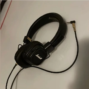 Hörlurar och tshirt - M