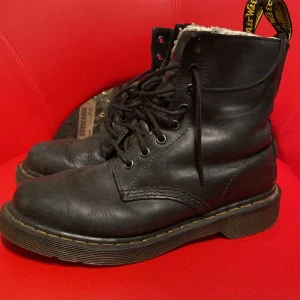Fodrade dr martens  - Fina sköna dr martens storlek 38 med fodrad insida. I ganska använt skick men inga spricker eller så, hela men använda! 