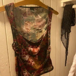 Vintage topp - Sjukt snygg topp. Köpt i Paris på Urban Outfitters, tror det är en remake (vintage). Nypris 40€