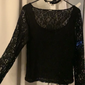 Spetstopp  - Fin långärmad spets topp från Bikbok! Använd endast 1 gång💕