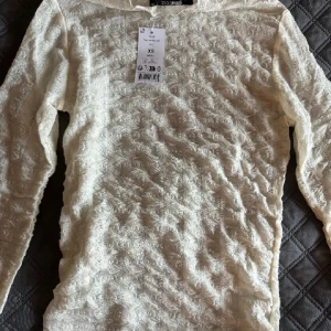 Fest tröja  - Gina tricot tröja strl xs med glitter, aldrig använd 💗 har  en ungefär likadan i svart, skriv för bild🥰