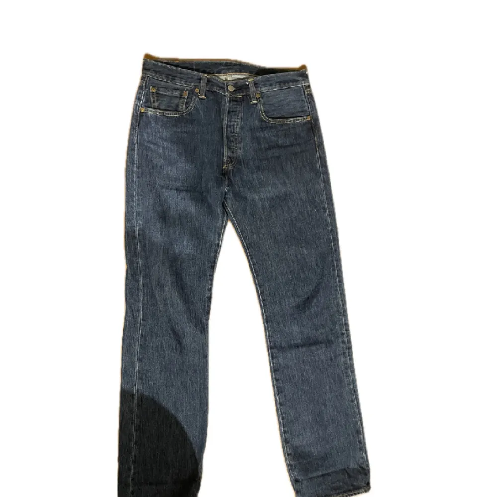 Mörkblå levis jeans!! Innerbenslängd 82cm  Midjemått 43cm tvärs övee. Jeans & Byxor.