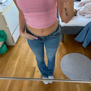 Low waist jeans från Bershka i storlek 32. Älskar färgen! 💕
