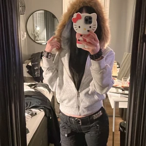cropped furr hoodie med rhinestones - aldrig använt passa inte mig så helt nyskick alla rhinstones är kvar snabbt köp billigare 