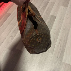 Louis vuitton väska  - Säljer en Lv väska som är i bra skick men saknar dustbag och box men vi har kvitto på väskan