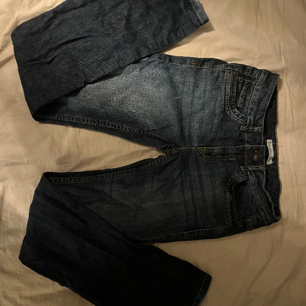 Säljer dessa vintage lågmidjade flared jeans med jättesnygga fickor i jättebra skick. Storlek S kan även passar XS. Pris kan diskuteras vid snabb affär!. Jeans & Byxor.