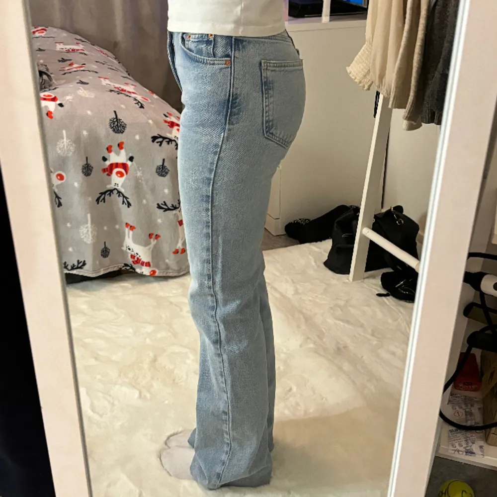 Low waist Jeans från gina. Sytt upp dom då de var för långa för mig (fyra stygn så det går att ta bort om de önskas) . Jag är 162 och dom sitter perfekt nu💗Pris kan diskuteras😊. Jeans & Byxor.