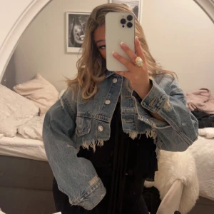 Denim jacka   - Kroppad denim jacka från Zara, aldrig använd prislapp sitter kvar. Köptes för 400 mitt pris är 350 ink frakr . Lägg bud eller köp gärna direkt!