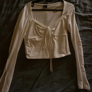 vit tröja  - säljer min vita tröja från gina tricot som är i fint skick strl s