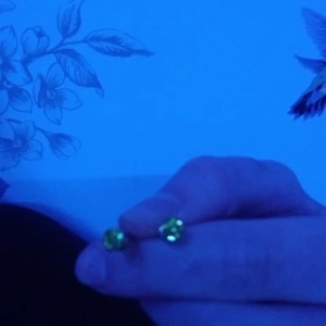 Örhängen me gröna diamanter - Säljer då jag bara använder hängande örhängen!!