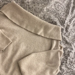Stickad  - Stickad off shoulder tröja köppt för 289kr