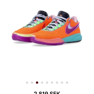 Lebron 20 nxxt gen ”Chosen 1” - Skorna är köpta i America för cirka 2000 kr Storlek 38.5 Använda ett fåtal gånger Inga märkbara skador Otroligt bra traction 8.5/10  Hittar inte boxen till skorna 