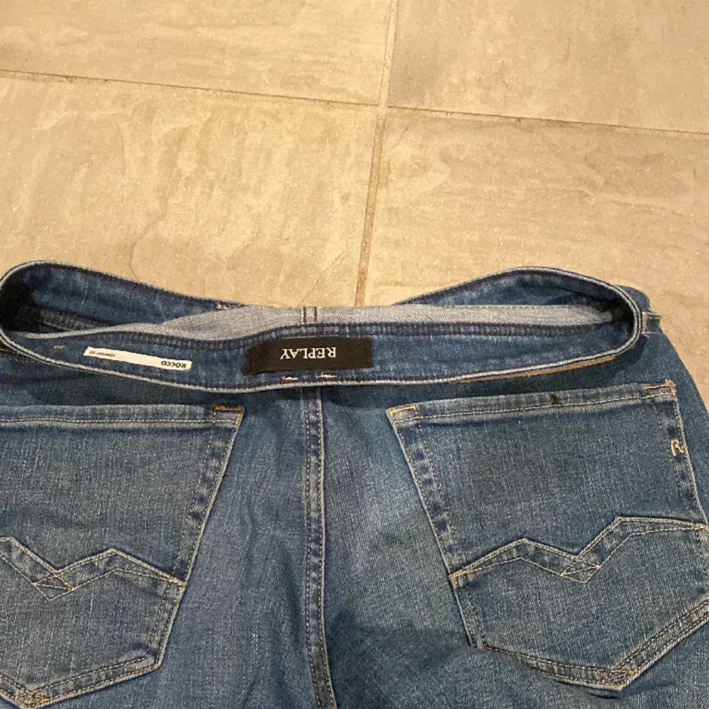 Säljer dessa feta replay jeans ordinarie pris ca 1750 Jeansen är i storlek 29 32 och är i 9,5/10 skick då jag bara har haft de i ett par veckor och knappt andvänts . Jeans & Byxor.