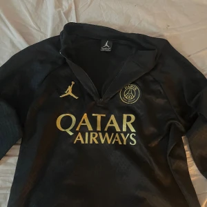 Psg tröja  - Den är som nt använd cirka 2 gånger kan fraktas och hämtas. Upp byxorna till den finns om man vill köpa båda tillsammans tar jag 600 om man bara vill köpa tröjan 450
