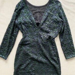 Festklänning - Klänning med blå och gröna paljetter. Köpt från H&M för ca 200 kr. Inga synliga defekter.