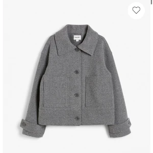 Kappahl kappa - Intressekoll på min superfina kappa ifrån kappahl. Köpt i höstas för 900kr och använd få gånger. Inga tecken på användning och är i storlek XS. Tryck gärna på köp nu ❤️