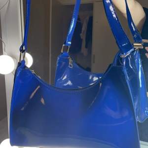 En marinblå handväska som endast är använd 1 gång och får plats med mycket saker.