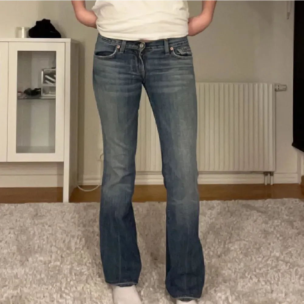 Supersnygga lågmidjade jeans i fint skick, säljer då dom är försmå för mig, passar en som är 160-170 cm. Midjemåttet 78 cm💗💗. Jeans & Byxor.