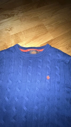 Morris sweatshirt  - Säljer denna blåa morris tröjan eftersom att den inte passade. Den är i bra skick och har använts 2-3 gånger