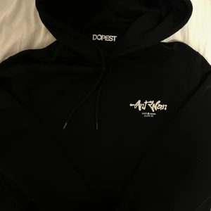 Ant Wan Hoodie - Jag säljer min Ant Wan Hoodie i storlek L. Tröjan har inte använts, den har varit i garderoben sens konserten. Priset kan diskuteras!
