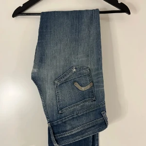 Low waist jeans - G-star jeans som är low waist. Skriv för fler bilder på byxorna. Storlek S men passar M också