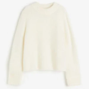 Mohair tröja!! - Säljer denna vita mohair tröja ifrån hm. Den är i storlek M men har vanligtvis S och den sitter lite lätt oversized och passar💗 Helt oanvänd med lappen kvar!!💗