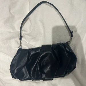 Svart handväska - Jätte söt svart handväska som nästan aldrig är använd💗 säljer pga att den inte kommer till användning! Skriv innan ni trycker köp nu eller om ni har funderingar! 😘