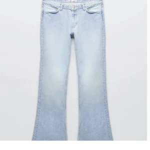 Zara jeans - Zara lågmidjade jeans super fina men tyvär för stora för mig, köpta från plick sp bilderna är från personen jag köpte dom av!