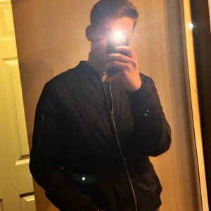 Urban Classics sommar/vårjacka - Urban classics jacka som är i nyskick inte en ända skråma. Armficka, Sidofickor och innerficka. Bara testats men aldrig används. Köptes 2022 för 699kr 