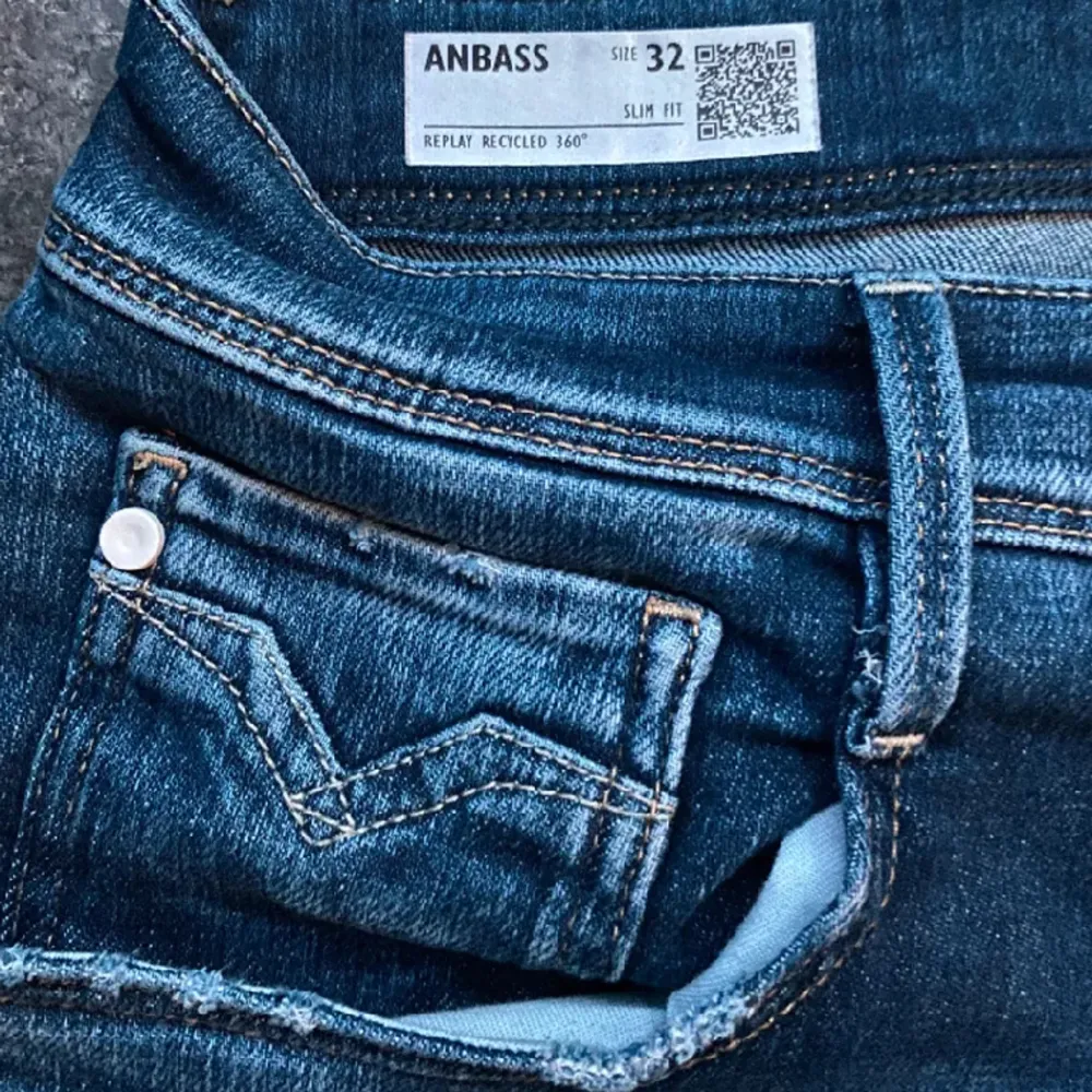 Säljer nu dessa feta replay anbass jeans!. Skicket är 9/10, nypris ca 1700! skriv t mig vid frågor!. Jeans & Byxor.