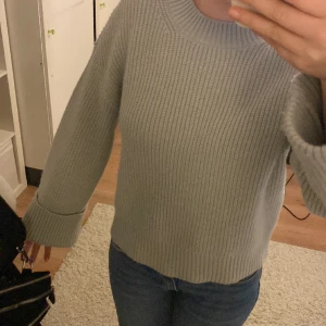 Stickad tröja - Sjukt snygg stickad tröja ifrån vila. Använd 1 gång så tröjan är i nyskick. Superfin men tyvärr aldrig kommit till användning! Köparen från för frakten, skriv om du är intresserad! 