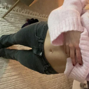 Low Waits jeans - Gråa low-Waits jeans från Gina i strlk 36 Tyvärr blivit lite för små och korta i benen för mig❤️