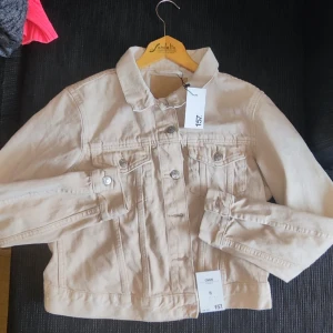 Jeans jacka  - Oanvänd jeans jacka med taggen kvar. Kostade 400 kr ny. 