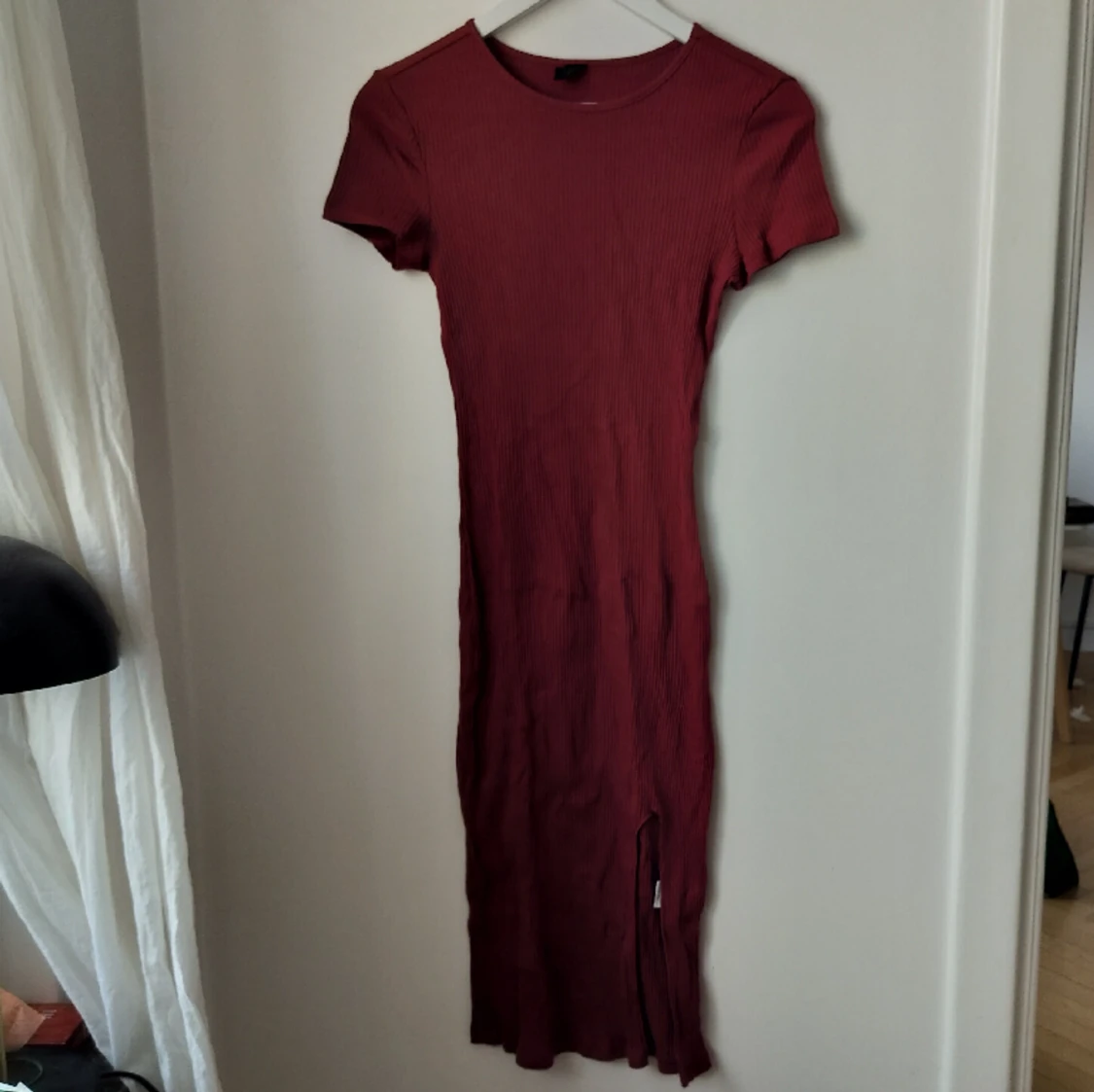 Oanvänd! Vinröd åtsittande vardagsklänning med slits - 90