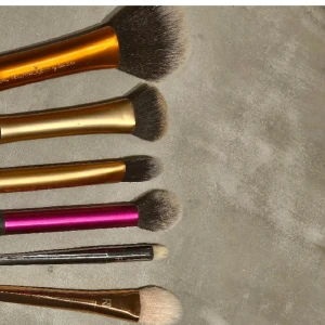 Real techniques borstar - 6 st sminkborstar från real techniques❤️ 5 är endast testade. Alla tvättas såklart innan frakt! 