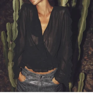 Blus  - Jättefin blus från Zara som endast är använd en gång! Är i nyskick🩷