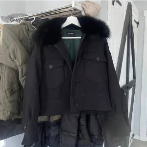 Meotine kappa  - Säljer denna helt nya snygga kappan från meotine, den är endast testad.  ( säljs pågrund av fel storlek)