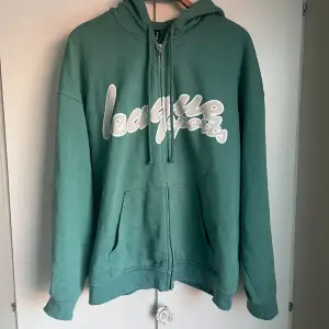 en grön/turkos hoodie från hm med stort tryck fram, använd men bra skick, sitter lite oversize på mig som brukar ha strlk 46/XL 