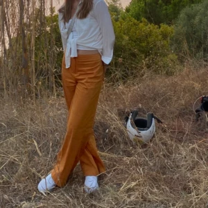 Orangea byxor - Tunna/svala färgstarka byxor, så sköna en sommarkväll! Har några små små blekta fläckar på ena benet (bild tre).