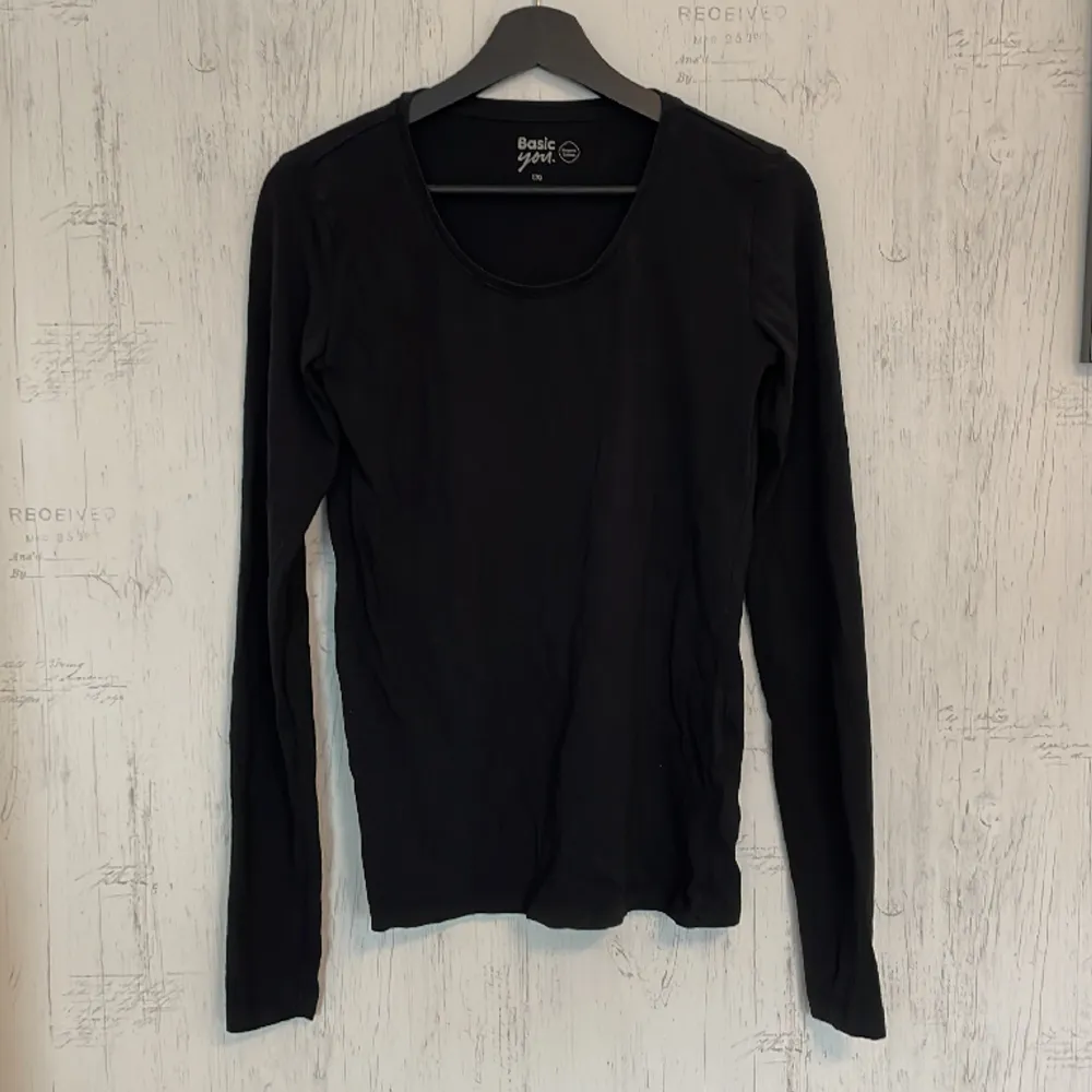Basic långärmad svart t-shirt . Storlek 170 Tvättas i 40grader. T-shirts.