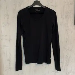 Basic långärmad svart t-shirt . Storlek 170 Tvättas i 40grader