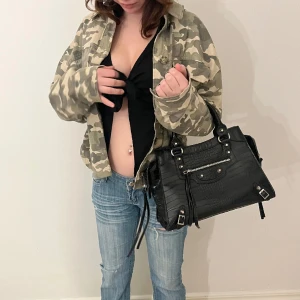 Camouflage jacka  - Assnygg camo jacka som passar perfekt nu till våren, märket är new look och den är i storlek 36/S, tryck gärna på köp nu❤️