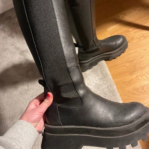Höga boots från pull and bear - Jättefina stövlar från pull and bear som knappt är använda. En väldigt skön sko dessutom, förekommer inga defekter💕köpta för 900kr!