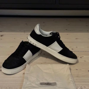 Valentino flycrew  - Hej kollar nu intresset på minna Valentino flycrew i storlek 39/40 sitter oftast en storlek större😀 Alla nitar är kvar! Sicka 9,5/10 använda några få gånger😀 Har du några frågor eller funderingar så är det bara att Sicka.