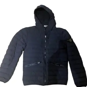 Stone island jacka 16yrs/XS⭐️ Skick:9/10 pris:1999kr⭐️ Fraktas via instabox eller PostNord på köparens bekostnad⭐️ Var inte rädd att fråga vid minsta lilla fundering⭐️