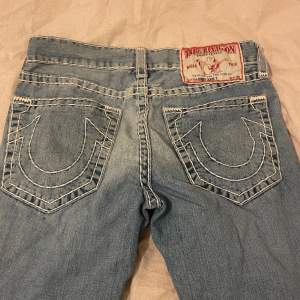 säljer dessa as coola jeans med vita sömar då de aldrig kommer till användning längre❤️ skriv ifall du har någon fråga💕💕